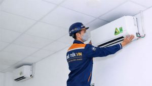 Thợ đang thực hiện công đoạn vệ sinh máy lạnh điều hòa tại nhà của khách hàng