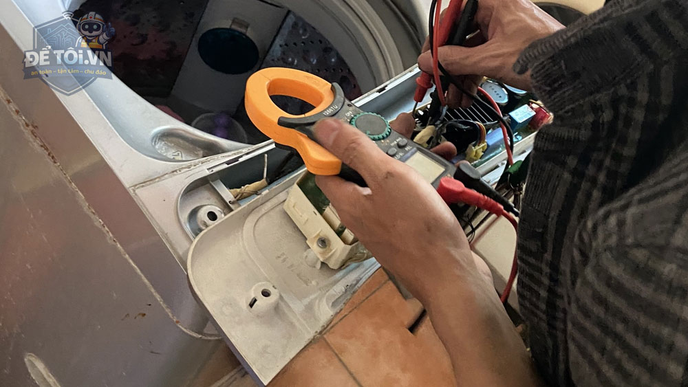 Thợ đang kiểm tra nguồn điện thực tế trên máy giặt LG khi sửa chữa
