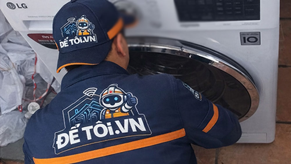 Thợ sửa máy giặt LG đang xử lý tháo lồng giặt để kiểm tra