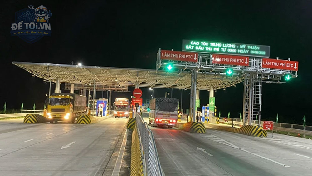 Trạm thu phí trên cao tốc Trung Lương - Mỹ Thuận về đêm