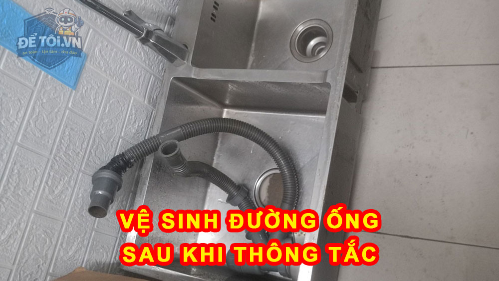 Vệ sinh đường ống sau khi thông tắc chậu rửa bát